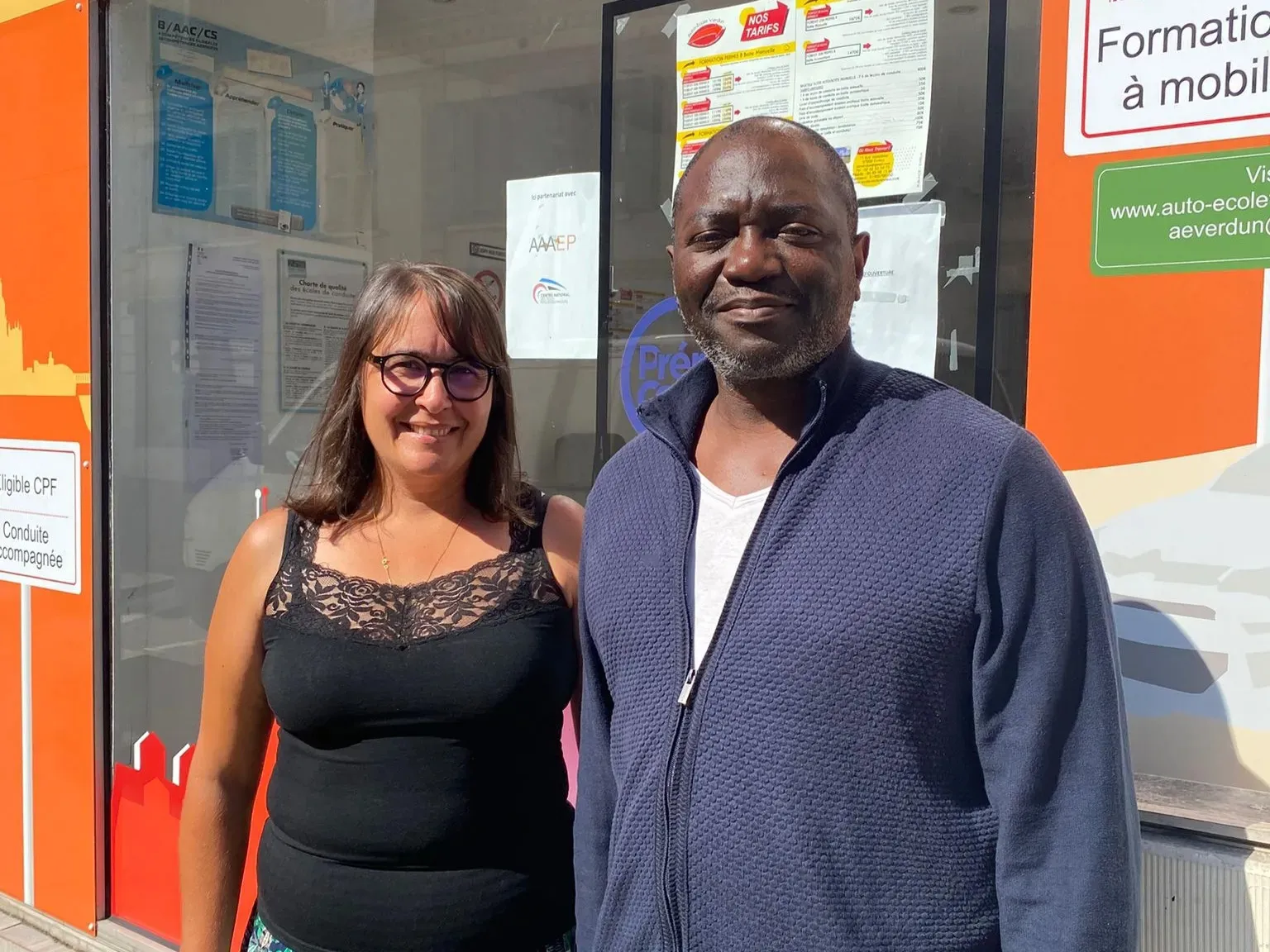 Sonia et André les dirigeant de l'auto-école Verdun devant leur agence situé à Evreux